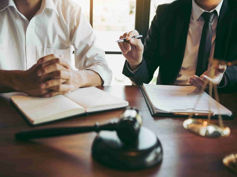 Quyền sở hữu đất đai là gì? Tư vấn pháp lý có hữu ích cho việc cấp Sổ đỏ không?