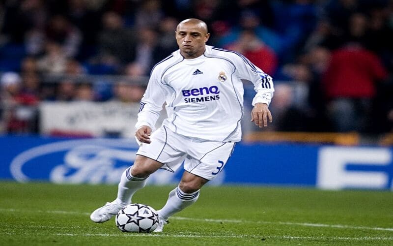 Khám phá hậu vệ cánh là gì. 6 hậu vệ cánh xuất sắc nhất hiện nay.