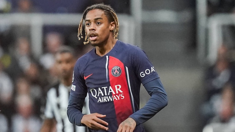Và PSG cũng nhanh chóng chiêu mộ cái tên này Cầu thủ Bradley Barcola - Chiếc áo quá rộng tại PSG