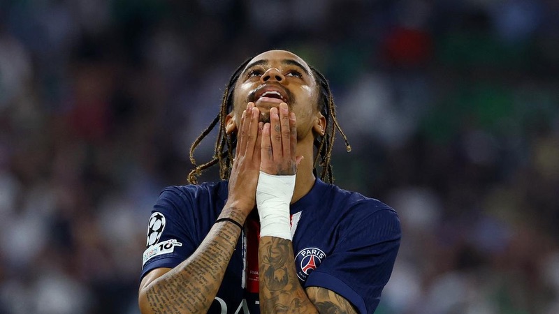 Nhưng có lẽ cái tên này vẫn chưa đủ tài năng. Cầu thủ Bradley Barcola - Chiếc áo quá rộng tại PSG